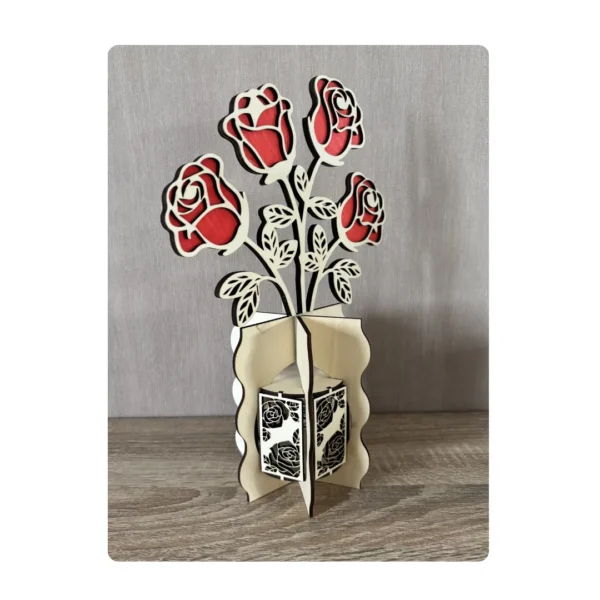 Bouquet de 4 roses rouges en bois sur vase décoratif ajouré, vu de profil