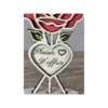Socle cœur gravé en bois avec inscription personnalisée sous bouquet de roses rouges en bois