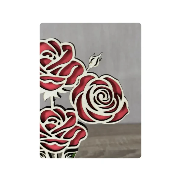 Bouquet de roses rouges en bois découpé au laser avec socle cœur gravé, vue rapprochée des détails des pétales
