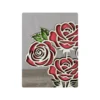 Bouquet de roses rouges en bois découpé au laser avec socle cœur gravé, vue rapprochée des détails des pétales et de la gravure