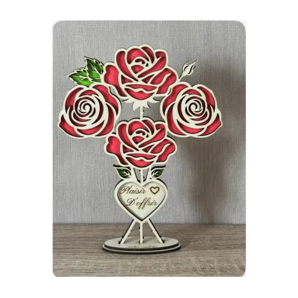 bouquet de roses rouges en bois sur socle coeur gravé sur un meuble