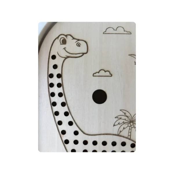 Détail de la tête de l’insert sensoriel en bois diplodocus avec trous visibles