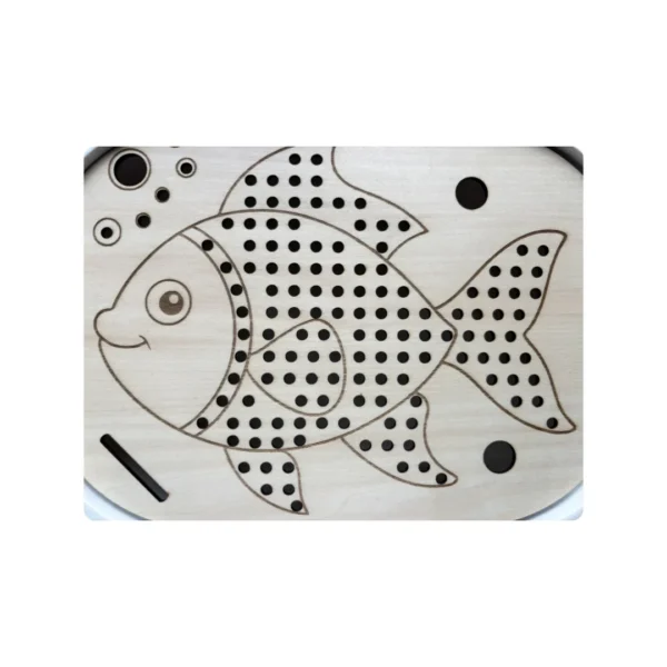 insert sensoriel en bois - zoom poisson à trous