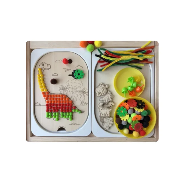 Insert sensoriel en bois diplodocus à trous présenté avec bols et accessoires colorés dans un bac