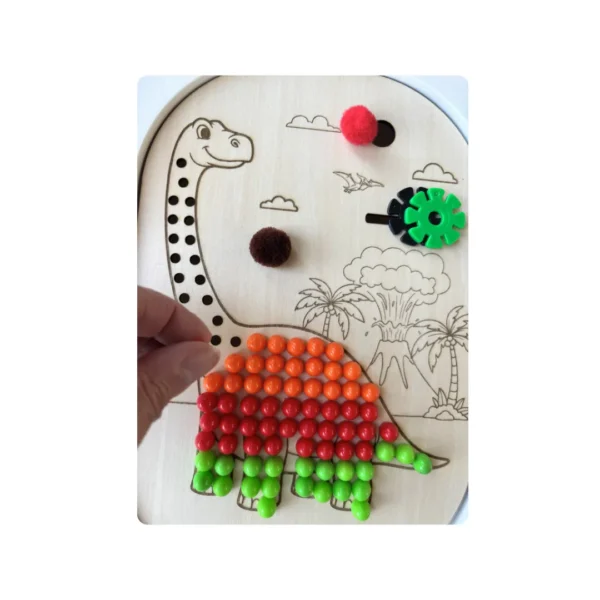 Insert sensoriel en bois diplodocus à trous avec picot coloré inséré, manipulé par une main