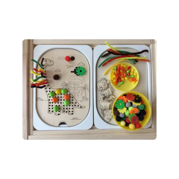 Insert sensoriel en bois diplodocus à trous avec chenilles et picots colorés présentés dans des bols