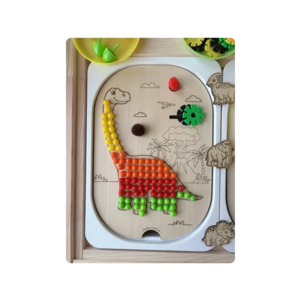 Insert sensoriel en bois diplodocus à trous avec picots colorés insérés