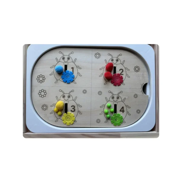 Insert sensoriel en bois avec 4 coccinelles et accessoires couleurs primaires posés pour activité de tri enfant