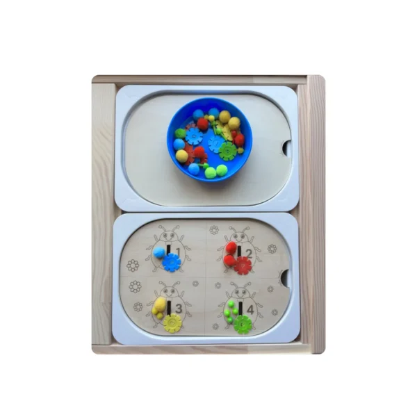 Insert sensoriel en bois avec 4 coccinelles et accessoires aux couleurs primaires pour tri et motricité fine