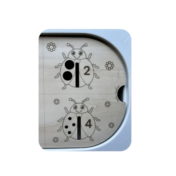 Détail insert sensoriel en bois avec coccinelles numérotées pour apprentissage des quantités enfant