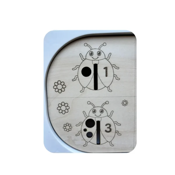 Détail insert sensoriel en bois avec coccinelles numérotées pour apprentissage des quantités enfant