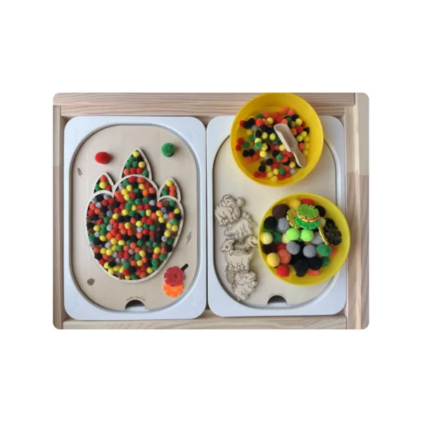 Insert sensoriel en bois empreinte de dinosaure présenté avec bols et accessoires colorés