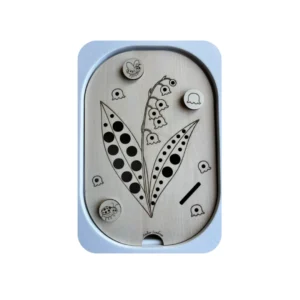 Insert sensoriel en bois gravé avec brin de muguet, coccinelle et abeille pour activité de motricité fine enfant