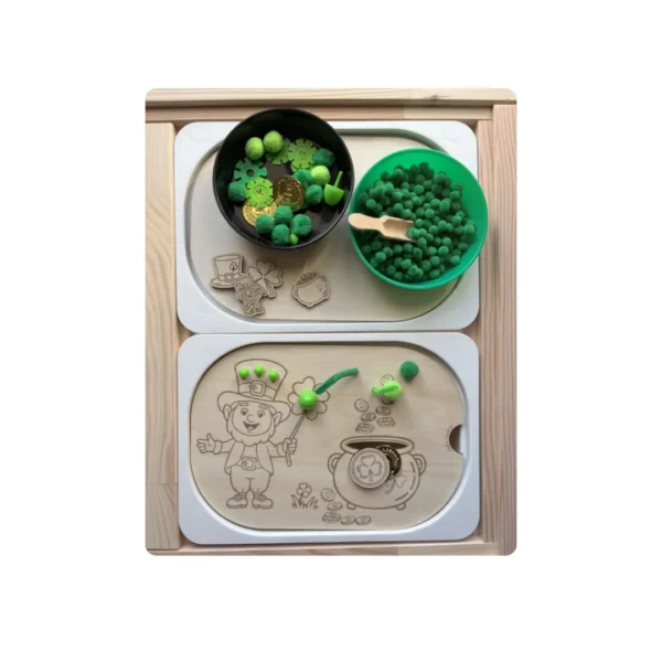 Insert sensoriel en bois Saint-Patrick avec chapelier et chaudron accompagné d’accessoires verts pour activité de motricité fine.