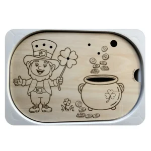 Insert sensoriel en bois avec un chapelier de la Saint-Patrick tenant un trèfle à côté d’un chaudron rempli de pièces, activité de motricité fine pour enfant.