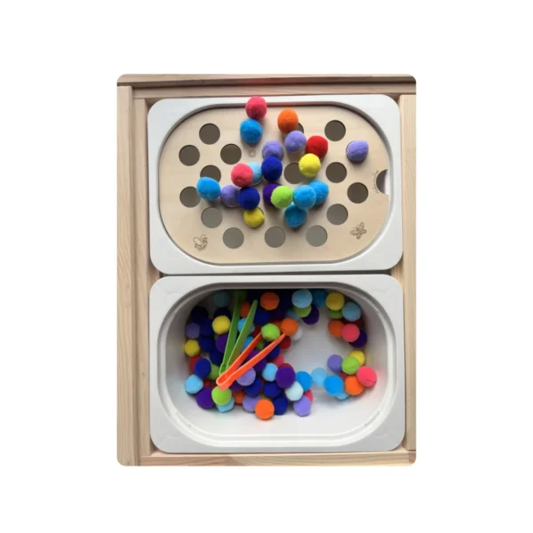 insert sensoriel en bois gros trous pompons - avec gros pompons colorés et bac activités