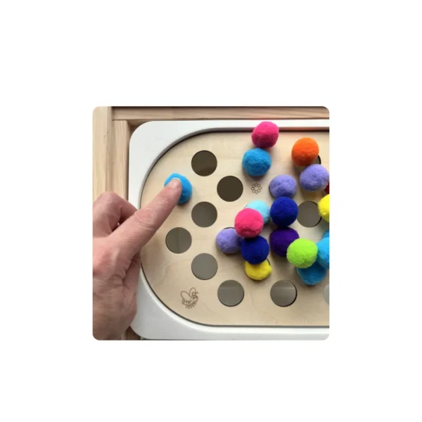 Insert sensoriel en bois gros trous pompons - avec main et pompons colorés