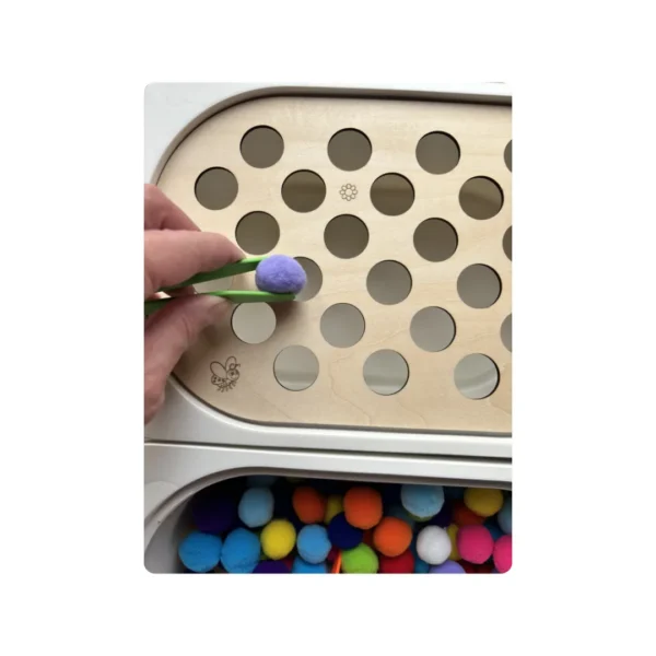 Insert sensoriel en bois gros trous pompons motricité fine avec pince et pompons