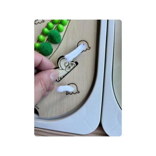 insert sensoriel en bois - zoom muguet jeton tenu en main