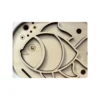 Insert sensoriel en bois - zoom sur poisson à remplir avec pompons, riz pour développer la motricité fine chez l'enfant
