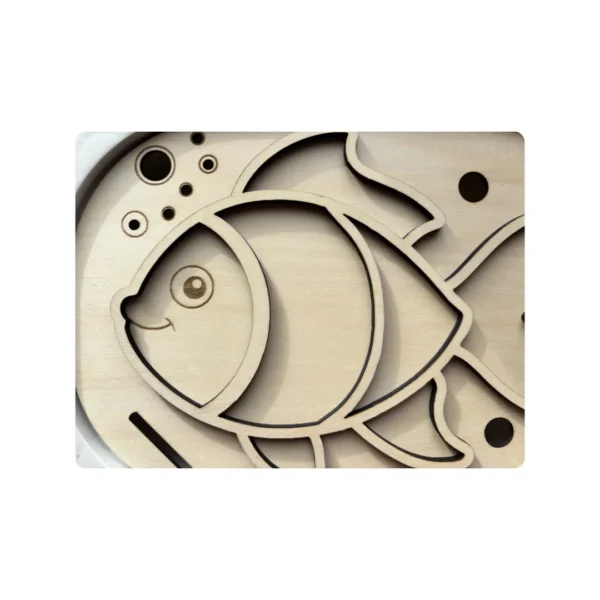 Insert sensoriel en bois - zoom sur poisson à remplir avec pompons, riz pour développer la motricité fine chez l'enfant