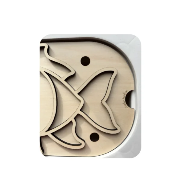 Insert sensoriel en bois - zoom queue poisson à remplir avec pompons, riz pour développer la motricité fine chez l'enfant