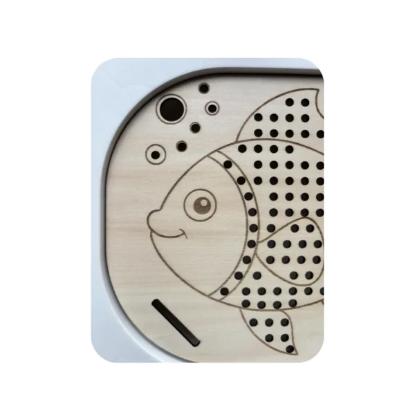 Insert sensoriel en bois - zoom tête poisson à trou