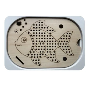 Insert sensoriel en bois - poisson à trous pour développer la motricité fine chez l'enfant