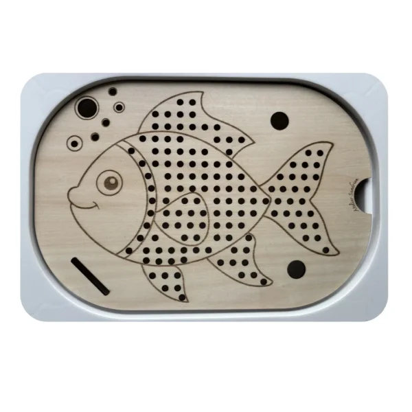 Insert sensoriel en bois - poisson à trous pour développer la motricité fine chez l'enfant