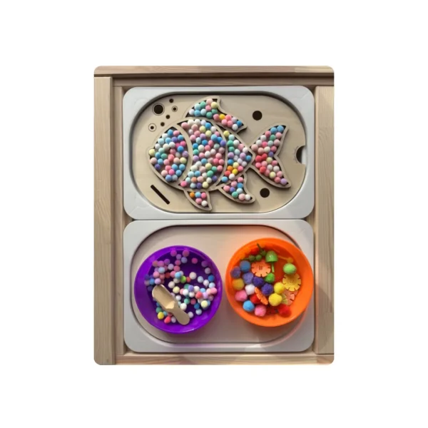 Insert sensoriel en bois - poisson rempli de pompons colorés et ses bols accessoires