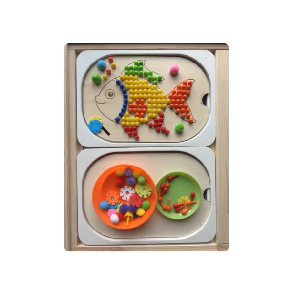 insert sensoriel en bois - poisson rempli de picots, pompons et bols accessoires