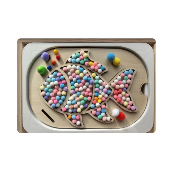insert sensoriel en bois - poisson rempli de pompons colorés