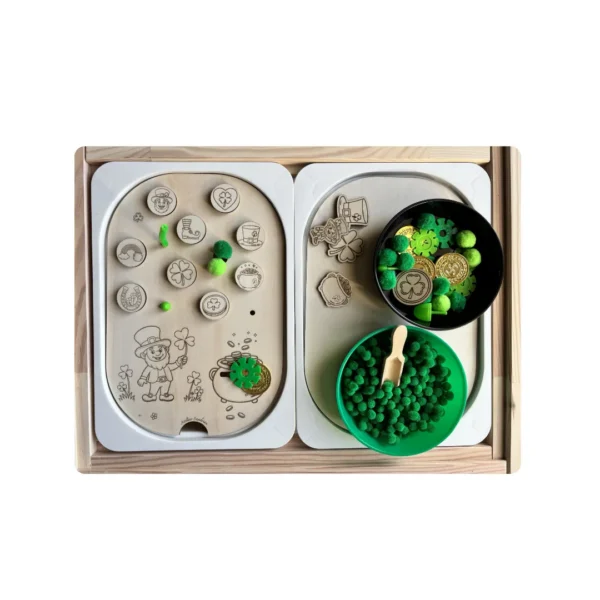 Insert sensoriel en bois Saint-Patrick jetons, bols et accessoires verts pour activité de tri et motricité fine.
