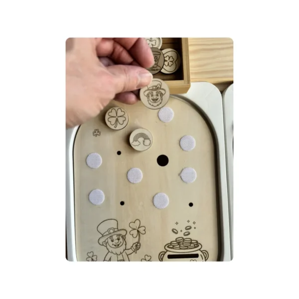 détail Insert sensoriel en bois Saint-Patrick avec jeton en main,