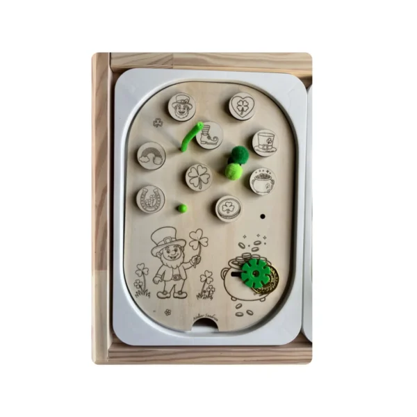 Insert sensoriel en bois Saint-Patrick avec jetons et accessoires verts pour activité de tri et motricité fine.