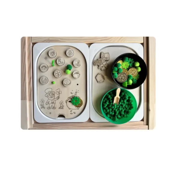 Plateau sensoriel en bois Saint-Patrick avec insert chapelier, jetons, bols et accessoires verts pour activité de motricité fine.