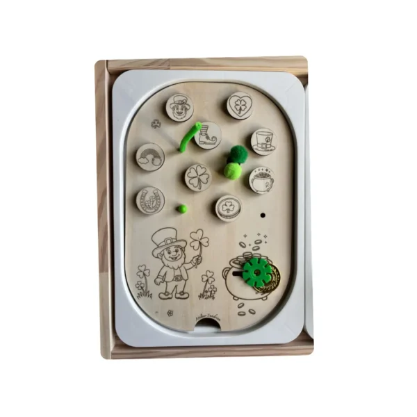 Insert sensoriel en bois chapelier, jetons, bols et accessoires verts pour activité de motricité fine.