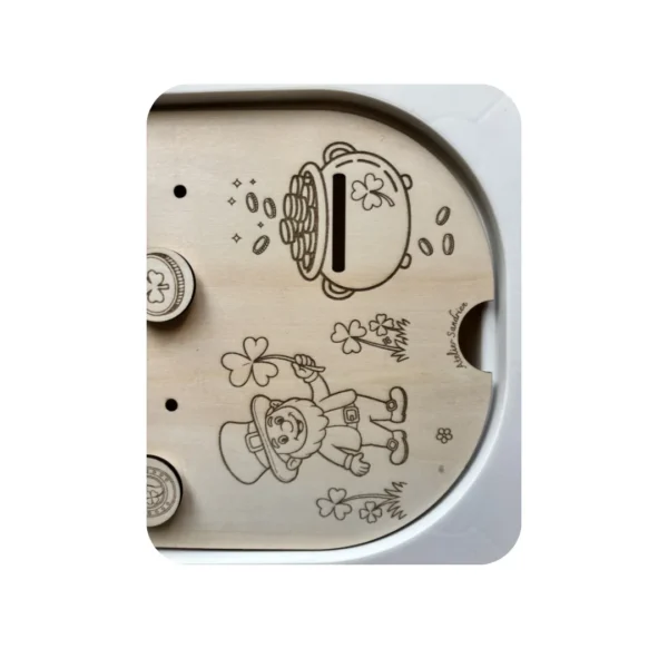 détail insert sensoriel en bois Saint-Patrick avec le chapelier et le chaudron