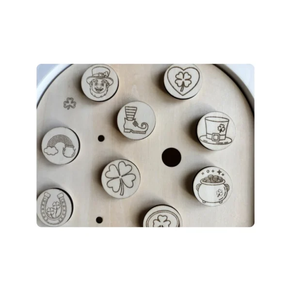 zoom Insert sensoriel en bois Saint-Patrick avec chapelier, chaudron et jetons à manipuler pour activité de motricité fine.