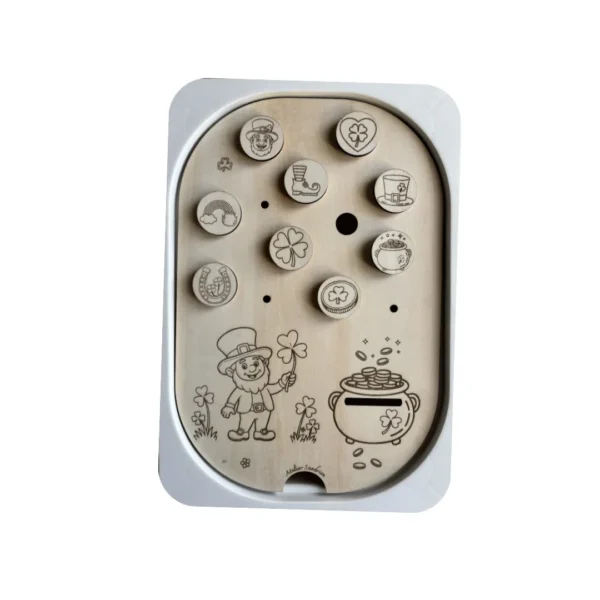 Insert sensoriel en bois Saint-Patrick avec chapelier, chaudron et jetons à scratch à manipuler pour activité de motricité fine.