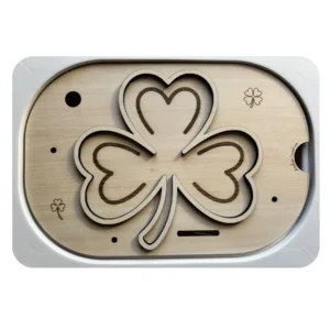 Insert sensoriel en bois trèfle Saint-Patrick pour activité de motricité fine.