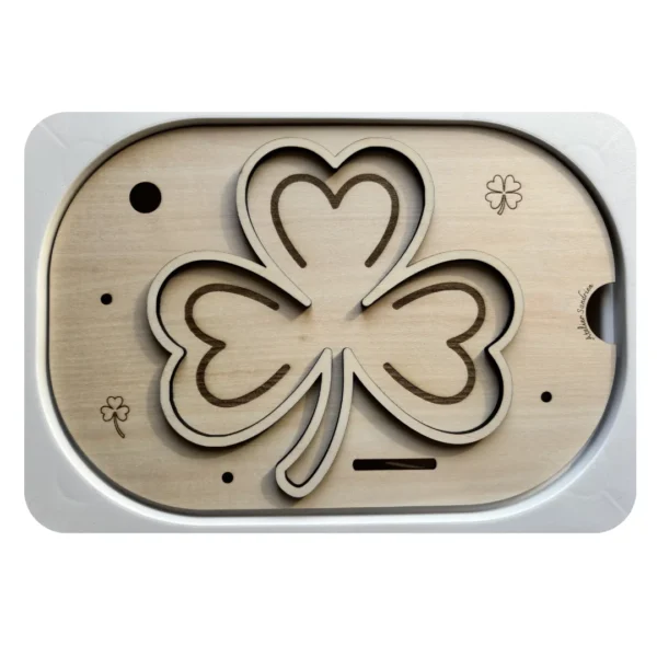 Insert sensoriel en bois trèfle Saint-Patrick pour activité de motricité fine.