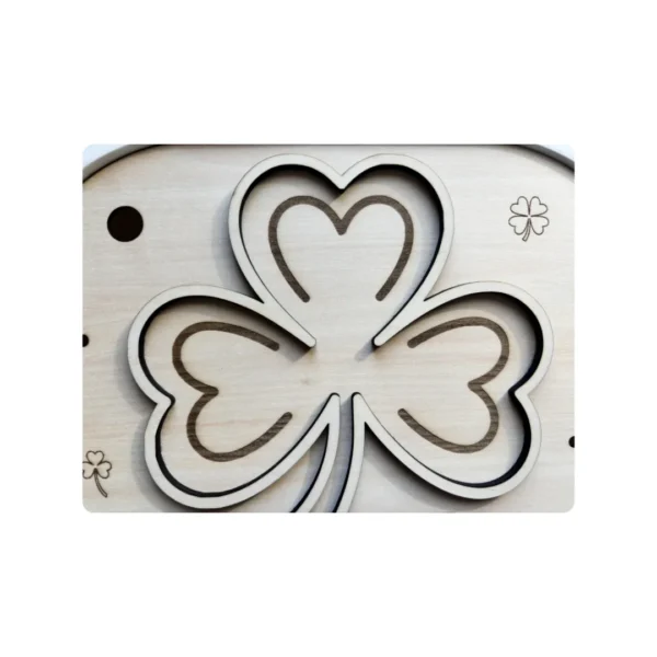 zoom sur un Insert sensoriel en bois Saint-Patrick trèfle