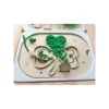 Insert sensoriel en bois trèfle Saint-Patrick avec pompons verts et un jeton en bois