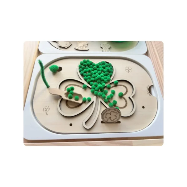 Insert sensoriel en bois trèfle Saint-Patrick avec pompons verts et un jeton en bois