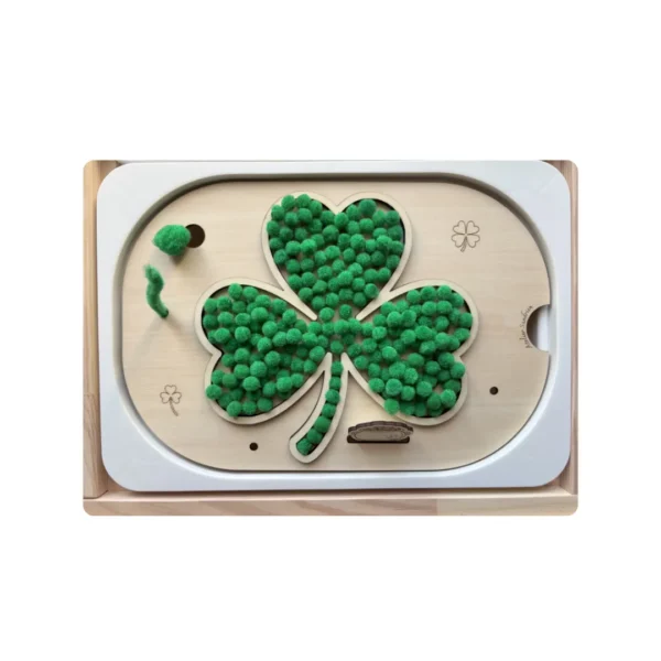 Insert sensoriel en bois trèfle Saint-Patrick rempli de pompons verts