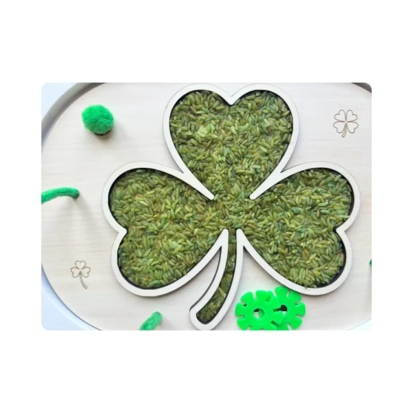 Insert sensoriel en bois trèfle Saint-Patrick - motricité fine - rempli de riz vert