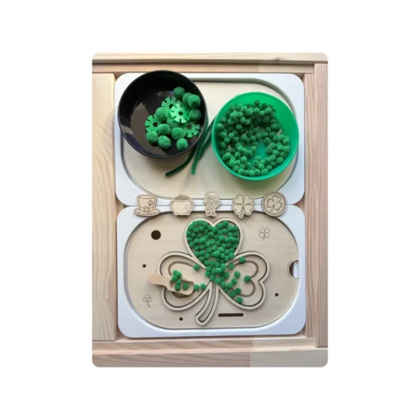 Insert sensoriel en bois trèfle Saint-Patrick avec bols et accessoires verts pour activité de motricité fine et pompons verts