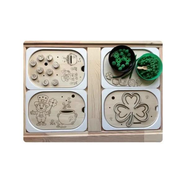 Plateau sensoriel en bois avec trois inserts thème Saint-Patrick : chapelier, chaudron et trèfle avec accessoires verts.