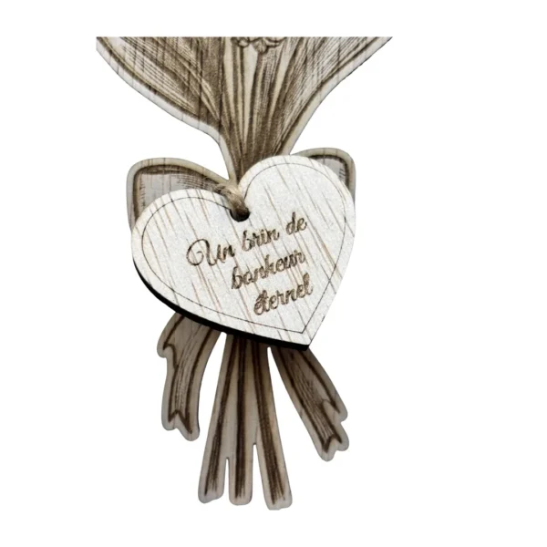 Détail du brin de muguet en bois avec étiquette cœur gravée